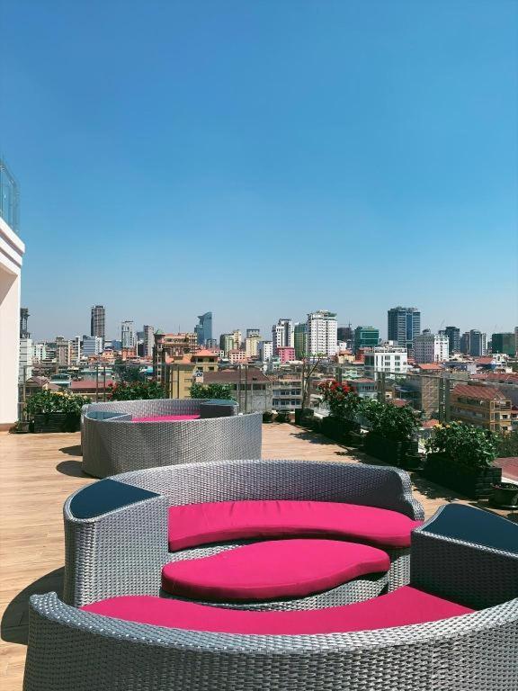 V Boutique Hotel Phnom Pen Exterior foto